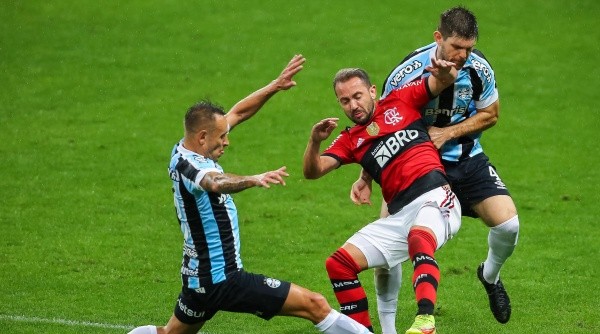 RS - Porto Alegre - 25/08/2021 - COPA DO BRASIL 2021, GREMIO X FLAMENGO - Kannemann e Rafinha jogadores do Gremio disputam lance com Everton Ribeiro jogador do Flamengo durante partida no estadio Arena do Gremio pelo campeonato Copa do Brasil 2021. Foto: Pedro H. Tesch/AGIF