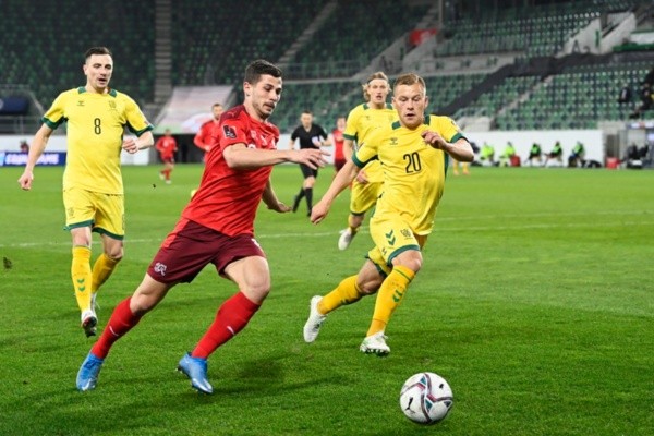Jogadores da Lituânia em partida das Eliminatórias. Foto: Getty Images