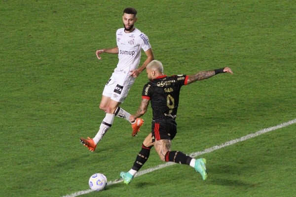 Gabigol em campo. (Foto: Fernanda Luz/AGIF)