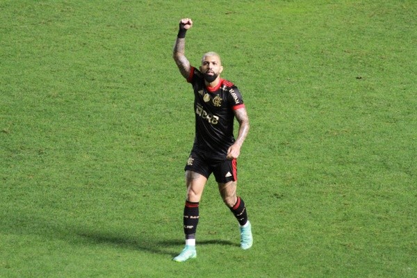 Gabigol comemorando gol. (Foto: Fernanda Luz/AGIF)