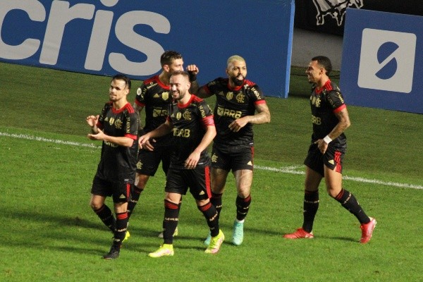 Flamengo comemorando gol. (Foto: Fernanda Luz/AGIF)