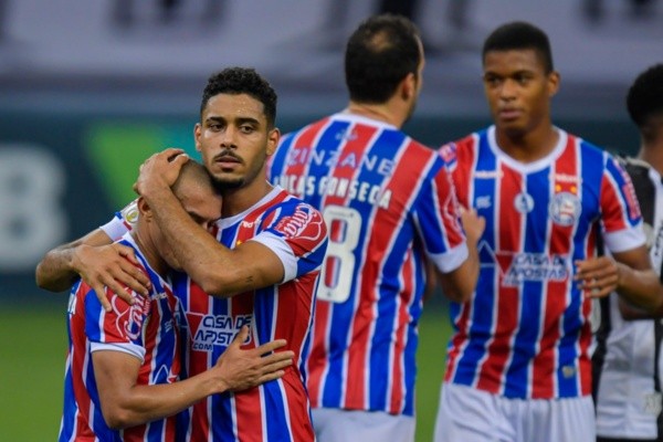 Jogadores do Bahia abraçados. Foto: Getty Images