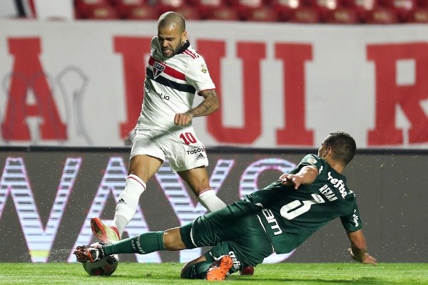 Daniel Alves em campo pelo São Paulo. (Foto: Getty Images)