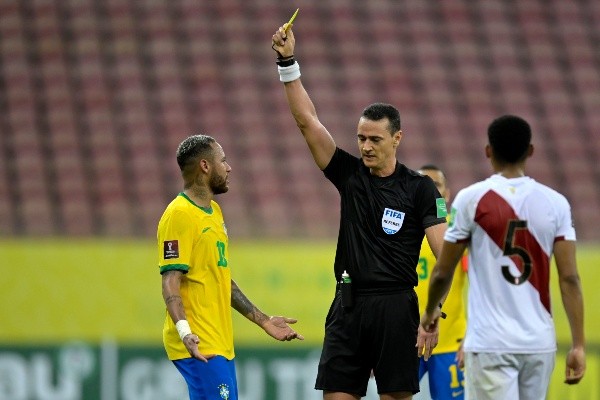 Neymar recebeu o terceiro cartão amarelo no jogo contra o Peru. (Foto: Getty Images)