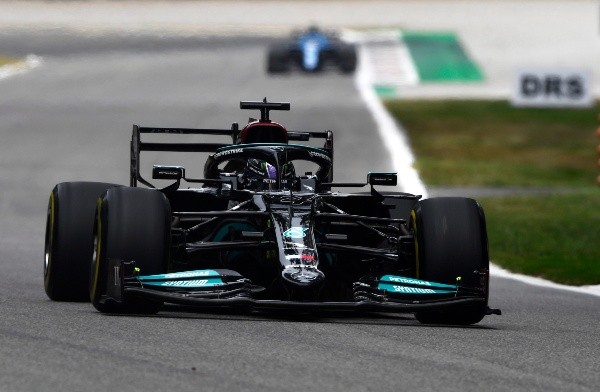 Lewis Hamilton terminou na primeira colocação no treino desta sexta-feira (10). Foto: Getty Images)