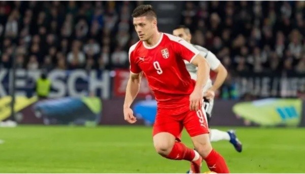 O atacante lungo do Real Madrid trocou a Bósnia e Herzegovina pela Sérvia. Fonte: Getty Images