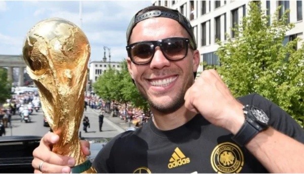 Com a Copa do Mundo nas mãos, o polonês-alemão está no crepúsculo da carreira. Fonte: Getty Images