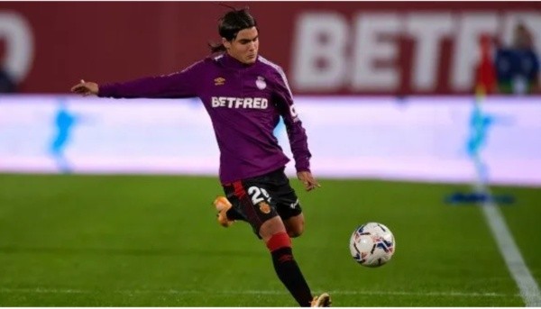 O jovem de 16 anos estreou-se nos Sub-15 da Argentina. Fonte: Getty Images