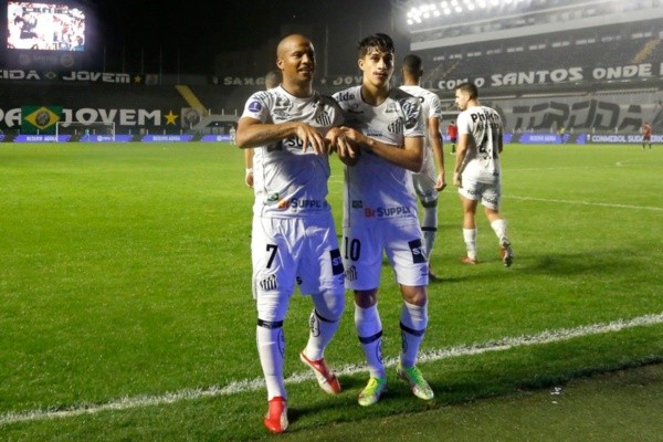 Sánchez e Pirani, do Santos, devem enfrentar o Bahia. Foto: Getty Images Sánchez e Pirani, do Santos, devem enfrentar o Bahia. Foto: Getty Images