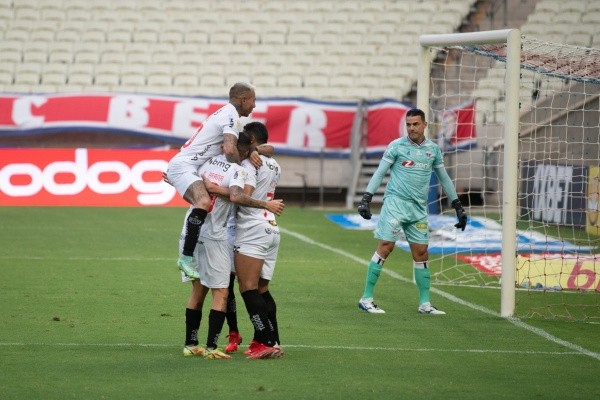 Galo comemorando gol. (Foto: Kely Pereira/AGIF)