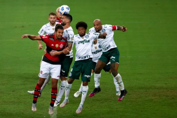 Disputa de jogadores do Palmeiras e do Flamengo. Foto: Getty Images