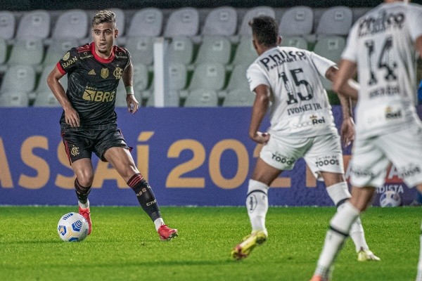 Andreas Pereira na partida contra o Santos. Pelas regras da ANVISA, ele não poderia ter atuado na Vila no dia 28 de agosto -Foto: Alexandre Vidal / Flamengo