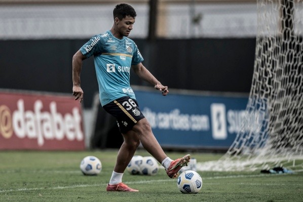Marcos Leonardo em ação nos treinamentos no CT Rei Pelé -Foto: Ivan Storti/Santos FC