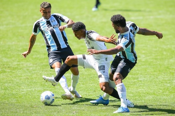 Grêmio em campo contra o Ceará. (Foto: Pedro H. Tesch/AGIF)