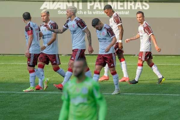 Pedro comemorando gol na vitória do Flamengo. (Foto: Marcello Zambrana/AGIF)