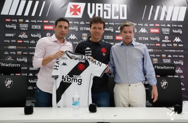 Fernando Diniz, ao lado de Pássaro e Salgado, em sua apresentação