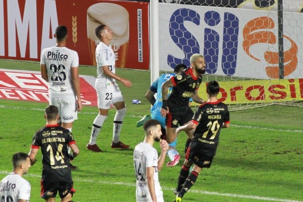 Flamengo na vitória sobre o Santos. (Foto: Fernanda Luz/AGIF)