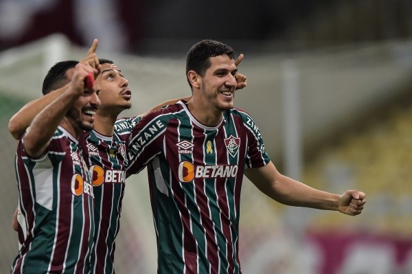Fluminense comemorando em campo. (Foto: Thiago Ribeiro/AGIF)