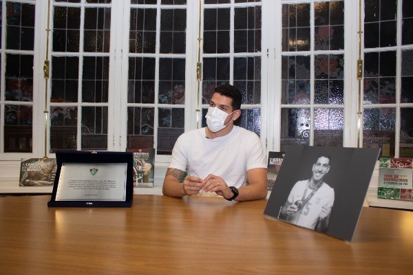 Nino ao lado de sua placa que ganhou da diretoria do Fluminense