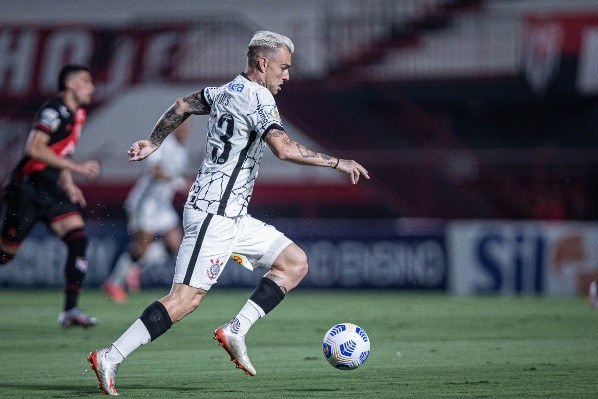 Róger Guedes: volta à ponta ou segue centralizado? (Foto:Heber Gomes/AGIF)