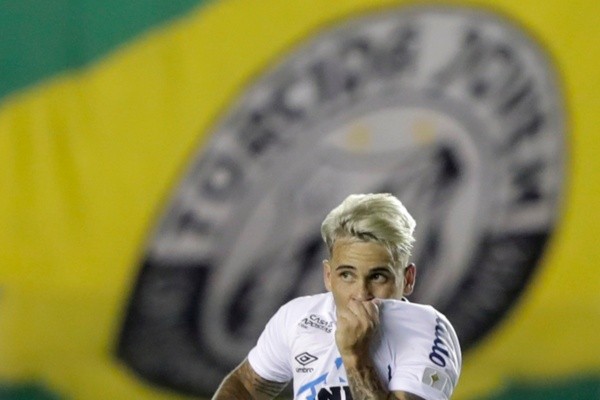 Soteldo beija escudo do Santos. Foto: Getty Images