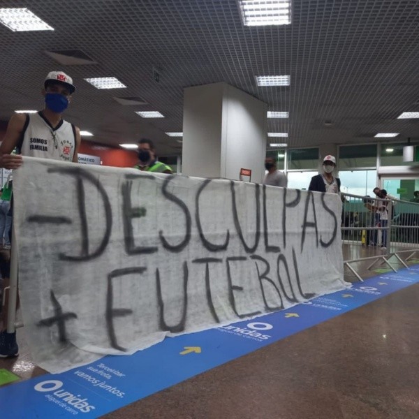Torcedores estenderam uma faixa no aeroporto de Maceió pedindo mais futebol