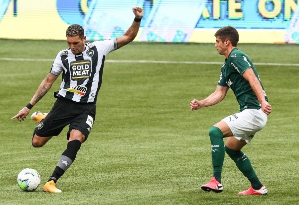 Navarro tem contrato expirando em dezembro e não deve permanecer no Botafogo em 2022 (Foto:Alexandre Schneider/Getty Images Brasil)