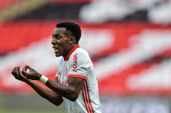 Camisa 20 é titular de Aguirre mesmo oscilando na LE (Foto:Thiago Ribeiro/AGIF)