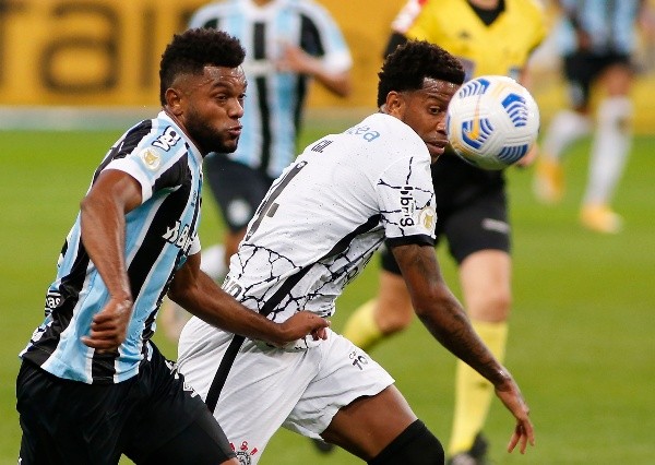 Borja briga com Diego Souza por lugar como centroavante no time de Felipão (Foto: Silvio Avila/Getty Images South America)