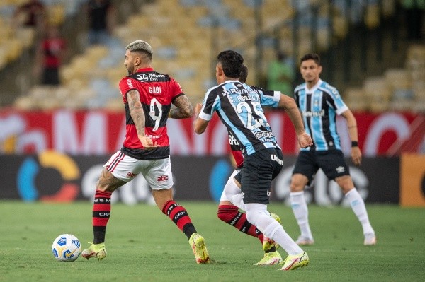 Flamengo x Grêmio em campo em 2021. (Foto: Thiago Ribeiro/AGIF)