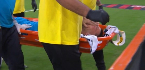 Goleiro do Grêmio passa mal e tem que ser precisa ser atendido em ambulância em jogo contra o Flamengo. (Foto: Reprodução TV) Goleiro do Grêmio passa mal e tem que ser precisa ser atendido em ambulância em jogo contra o Flamengo. (Foto: Reprodução TV)