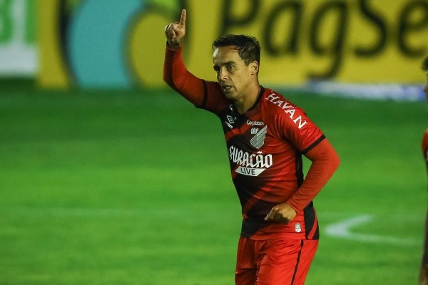 Jadson já vem conversando com clubes da Série B após saída do Athletico (Foto: Pedro H. Tesch/AGIF)