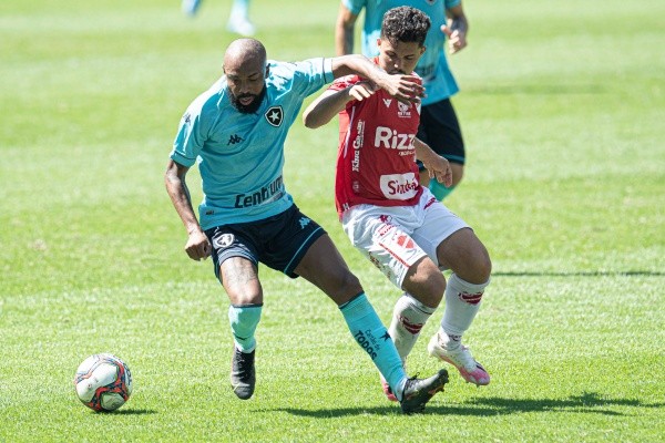 Alesson é titular absoluto do Vila Nova na Série B (Foto:Jorge Rodrigues/AGIF)