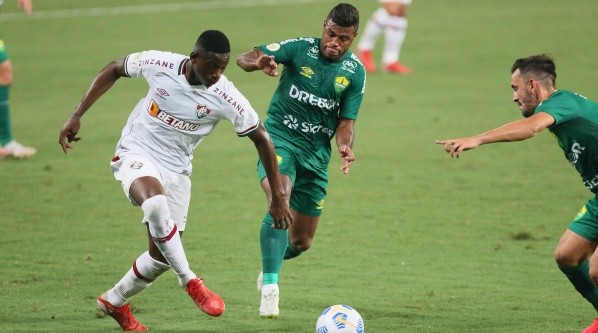Auremir e Luiz Henrique disputando a bola em Cuiabá x Fluminense (Foto: Gil Gomes/AGIF)