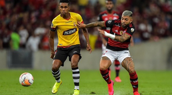 RJ - Rio de Janeiro - 11/03/2020 - LIBERTADORES 2020, FLAMENGO X BARCELONA-EQU -Gabigol jogador do Flamengo disputa lance com Fidel Msrtinez jogador do Barcelona-EQU durante partida no estadio Maracana pelo campeonato Libertadores 2020 Foto: Thiago Ribeiro/AGIF