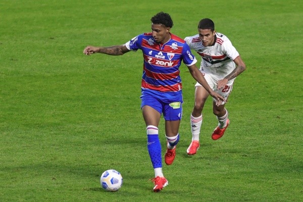 SP - Sao Paulo - 17/07/2021 - BRASILEIRO A 2021, SAO PAULO X FORTALEZA - Rodrigo Nestor jogador do Sao Paulo disputa lance com Ederson jogador do Fortaleza durante partida no estadio Morumbi pelo campeonato Brasileiro A 2021. Foto: Marcello Zambrana/AGIF SP - Sao Paulo - 17/07/2021 - BRASILEIRO A 2021, SAO PAULO X FORTALEZA - Rodrigo Nestor jogador do Sao Paulo disputa lance com Ederson jogador do Fortaleza durante partida no estadio Morumbi pelo campeonato Brasileiro A 2021. Foto: Marcello Zambrana/AGIF
