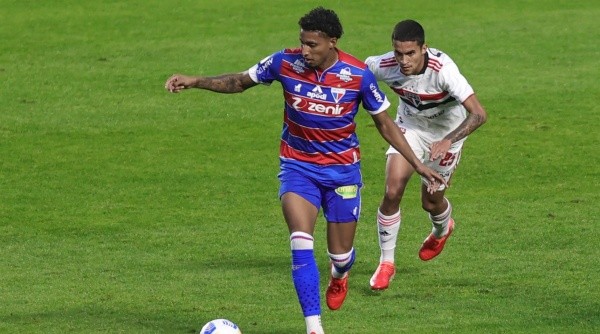 SP - Sao Paulo - 17/07/2021 - BRASILEIRO A 2021, SAO PAULO X FORTALEZA - Rodrigo Nestor jogador do Sao Paulo disputa lance com Ederson jogador do Fortaleza durante partida no estadio Morumbi pelo campeonato Brasileiro A 2021. Foto: Marcello Zambrana/AGIF