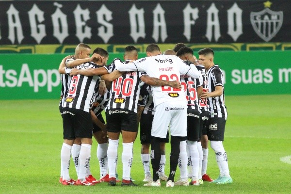 Atlético-MG em campo. (Foto: Fernando Moreno/AGIF)