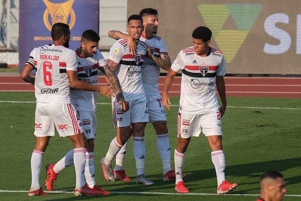São Paulo comemorando gol. (Foto: Marcello Zambrana/AGIF)