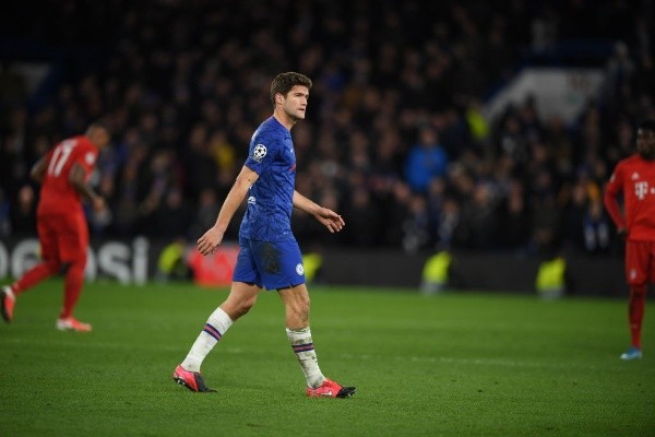 Marcos Alonso, lateral-esquerdo do Chelsea, revela que “não me ajoelha mais” em ato contra racismo. (Foto: Getty Images)