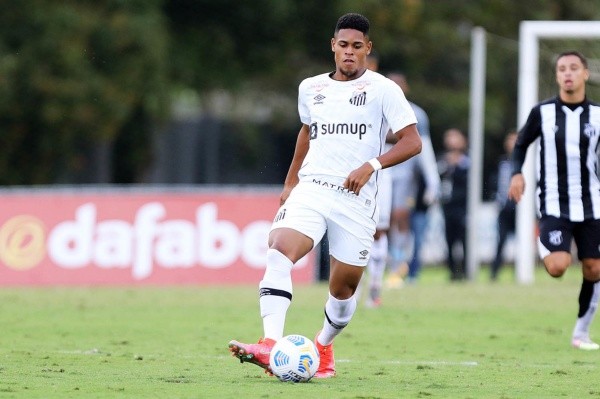 Victor Yan em ação pelo Sub-20 do Peixe – Foto:Foto: Pedro Ernesto Guerra Azevedo/Santos FC