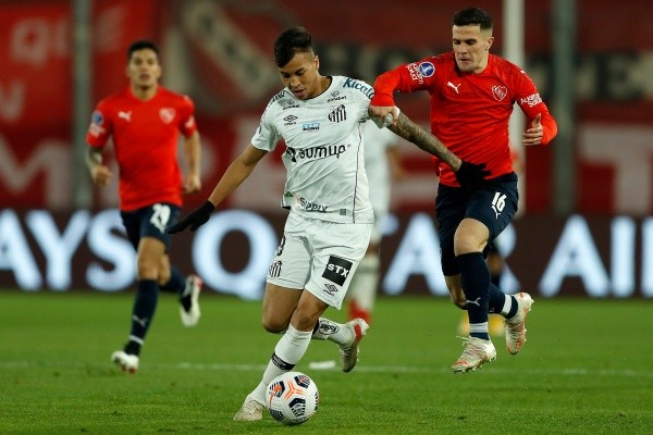 Pelo Independiente, Bustos enfrentou o Santos na Sul-Americana de 2021 (Foto:Gustavo Ortiz – Pool/Getty Images)