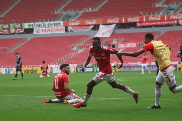 Comemoração de Yuri Alberto e Edenílson contra o Fortaleza