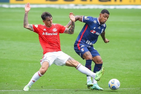 RS - Porto Alegre - 19/09/2021 - BRASILEIRO A 2021, INTERNACIONAL X FORTALEZA - Saravia jogador do Internacional disputa lance com David jogador do Fortaleza durante partida no estadio Beira-Rio pelo campeonato Brasileiro A 2021. Foto: Pedro H. Tesch/AGIF