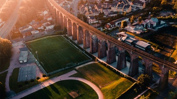 Espremido entre uma ponte ferroviária e uma rodovia, esta grama brilha (Fonte: Unsplash)