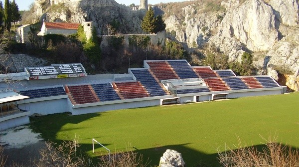 Foi inaugurado em 1989 e ali atua o NK Imotski (Fonte: Wikipedia)