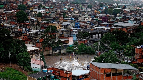 Um dos muitos estádios que se instalam nas favelas do Rio de Janeiro (Fonte: Getty Images)