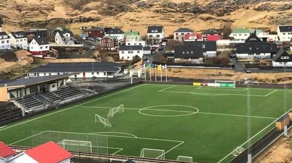 Condições de mau tempo não impedem este clube das Ilhas Faroé (Fonte: @ebstreymur)