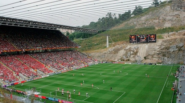 Este belo estádio foi uma das sedes do Euro 2004 que Portugal ganhou como organizador (Fonte: Getty Images)
