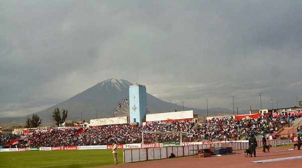 Este magnífico estádio foi uma das sedes da Copa América de 2004 (Fonte: Wikipedia)